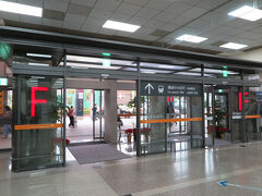 羽田10:25発、台北・松山空港13:25着のエバー航空で台湾に到着しました
早速、九份に向かうため、MRTに乗車します
F出口から外に出ます