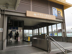 F出口を出てすぐ目の前にMRTの松山機場駅の入口があります