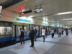 2駅先の南京復興駅で松山新店線に乗り換えます