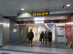 3駅乗って松山駅に到着しました
ここで台鉄に乗り換えます
案内表示に沿って台鉄の松山駅に向かいます