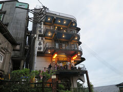 斜面に建つ海悦楼茶坊
中で食事をすれば絶景が見えるそうです