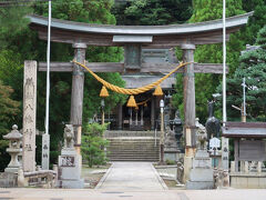 歴代小浜藩主の庇護を受けていた八幡神社。木製の大鳥居は1694年（元禄７年）に建てられたものです。八幡神社から西側が重要伝統的建造物群保存地区に指定されている小浜西組になります。