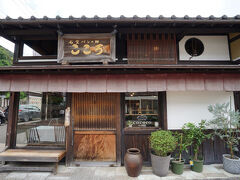 八幡神社の門前に構える「こころ」。素材にこだわったフランスパンの店です。カフェスペースもあります。有機よもぎパンを買いました。