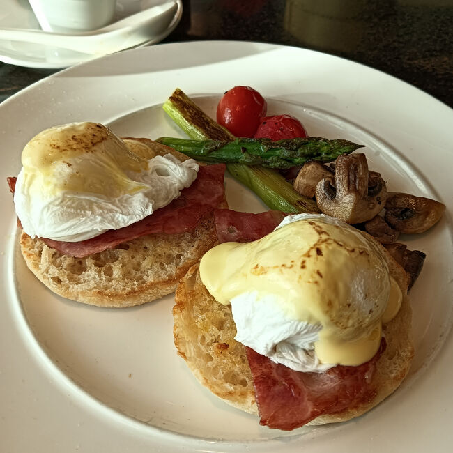 エッグベネディクトも頼んで