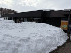 3時頃札幌を出発。
雪に埋もれた岩見沢サービスエリアで小休止。