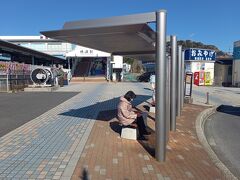 勝浦名所旅の始まりは勝浦駅からです。海中展望塔へは勝浦駅からバスが出ています。隣のJR鵜原駅に行って、そこから１５分くらい歩くという行き方もあります。