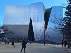 公園の先にすみだ北斎美術館