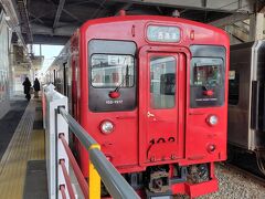 まずは地下鉄直通で筑前前原駅へ。
JR筑肥線へ乗り継いで唐津へ向かいます。

地下鉄もJRでも気になったけど・・・
7～8人掛けシートに6～7人しか座っていない。
混んでいても・・・
九州の人ってマナー悪い？