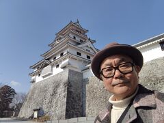 まだムッとした顔ですが唐津城に来ました。
青い空に映えますね！

