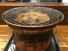 いきなり飛びます。講演終了後、広島中心部に戻り飲み仲間の中國新聞の部長と七輪のホルモン焼き屋へ