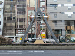 通りの中央分離帯には平和の鐘と名付けられた大きな時計塔が建っています。