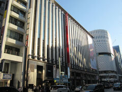 老舗百貨店・銀座三越。
隣には松屋百貨店が建っています。
高層ビルが立ち並び、東京らしさが感じられるエリアです。
