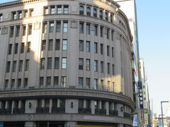 銀座４丁目交差点角に建つ、時計塔で知られる建物です。