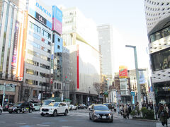 有楽町方向から築地方向に延びている大通りです。通りの両側には時計塔で知られる和光や、老舗百貨店・三越、歌舞伎座などが建っています。通りの下には東京メトロ日比谷線も走っています。はとバスのコースにもなっていて、東京を代表する通りの一つです。