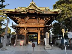 柴又帝釈天に到着
夕日が当たって雰囲気抜群の門