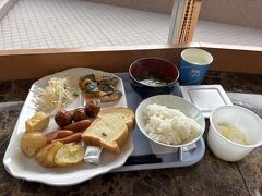 東横インのよくあるビュッフェ式でした。朝食は6:30から9:00で、8:30頃には鶏ご飯が終了していました。9:00少し前から、食品は追加せず、売り切れ終了していました。

朝食後、部屋に荷物を取りに行き、チェックアウトをしました。エレベーターが1台しかなく、7:00頃、9:00頃ともに待ちました。特に上層階でエレベーターが満員になってしまうので、低層階の人は中々乗れず、ずっと待っている様子でした。
