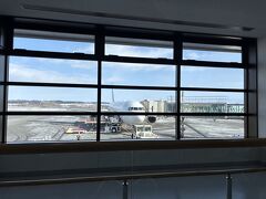 女満別空港では、お土産を購入しました。出発フロアに数店舗あります。地方空港の品揃えといったところでしょうか。超定番の北海道土産は売っていますが、サイズ展開や味のバリエーションはなく、また超定番以外は見当たりません。