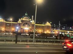 到着が夜だったので、道が空いているのでバスを使いました。1時間以内で東大門に着きました。
途中の夜景が綺麗でした。