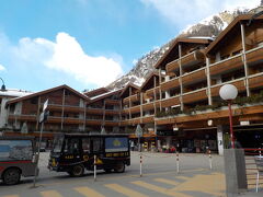 ここはツェルマット駅
屋根の上にマッターホルンの先っちょが顔を出しているなずなんですが、今日は雲がかかってるなぁ