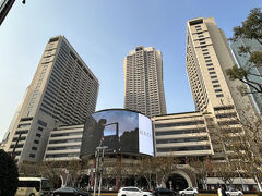 写真全体は上海商城（ポートマン・上海波特曼）と言う複合施設です。
低層部全体はショップやレストラン、手前側の建物が上海雑技団の劇場など、左右の建物は超高級サービスアパート、そして中央がザ・ポートマン・リッツカールトン上海です。