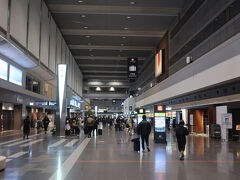 ということで羽田です。
早朝なのに意外と人がいます。

JAL303便にチェックイン！
今回はファーストクラスにアップグレードしました。