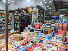 INAマーケットは、ニューデリーの地下鉄駅（Dilli Haat ? INA駅）の近くに位置する、デリー市民の「台所」として知られる活気あふれる巨大な市場です。すぐ隣にある観光客向けの「ディリ・ハアット」（入場券が必要で、工芸品と地方料理が中心）とは異なり、INAマーケットは地元の生活に密着したローカルな雰囲気と活気に満ちています。