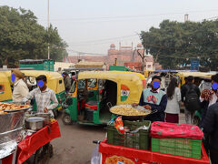 ラール・キラー西側の混沌です。奥にラホール門が見えます。