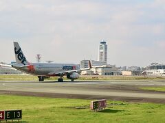 1日で国内3空港を周る旅なう。
静岡から福岡に飛び、この先新千歳に向かう。

約4時間の滞在だった福岡を出発。
奥に見えるのは、新たに運用が始まった福岡空港の新しい管制塔。