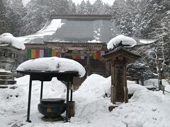 ＝根本中堂＝
現在の根本中堂は延文元年(1356年)初代山形城主・斯波兼頼が再建した、入母屋造・五間四面の建物で、ブナ材が全体の6割程用いられブナ材の建築物では日本最古といわれます。