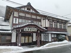 山寺駅前に建つ旧山寺ホテルです
山寺ホテルは仙山線開通当時の１９１６年（大正５）年ごろに建てられました。その後、１００年以上も現役の旅館として使用されていましたが平成１９年に閉館。
平成２４年４月、山形市の画家・故結城泰作氏が描いた山形市内にあるレトロ館のペン画約１２０点を主展示とし、「やまがたレトロ館　旧山寺ホテル」として再オープン致しました。

