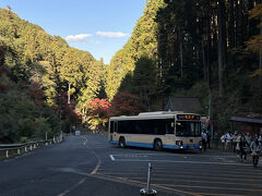 １＜善峯寺バス停＞
　大原野神社からバスを乗り継ぎ、山道を２０分ほど揺られ善峯寺バス停へ到着。