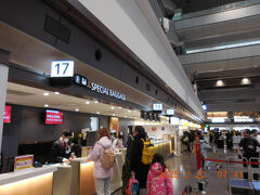 パーキングの送迎バスで空港まで送ってもらい、すぐに荷物預けカウンターへ。スノボ用品一式と着替えなど2名分で計34キロ。帰りのお土産の余地は6キロほどかと確認。