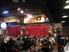 荷物を受け取った後は空港３階のレストランフロアに行き、早めの昼食をとエビそば一幻へ。いつもは旅行最終日の復路便の前に食べていますが、今年は初日に訪問。既にそこそこ並んでいたので、20分ほどで席に案内されました。