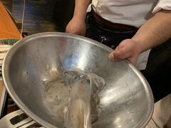 ではいろいろいただきましょう。
まずは活いか。
動いています。こちらをさばきまーすって見せてくれます。新鮮！