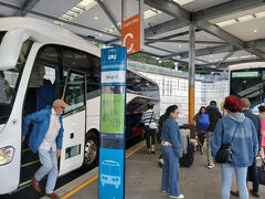 結局1時間半遅れの5時半にブリスベンに到着。まあ朝4時に着くと深夜の暗い町に放りだされるので、少し遅れて明るくなり丁度良かったかも。

鉄道に関してはNSW州とQLD州の仲が悪いという理由で乗客にはとても不便です。日本で例えるとリニアの建設を邪魔する静岡知事でしょうか。早朝4時にブリスベンに着くのは、QLD州が朝4時以降は通勤電車に邪魔になるを理由にしています。この日は年末の日曜日、そんなの関係ありませんがQLD入州を拒否されます。

シドニーからの夜行鉄道は反対側のメルボルン行きは何の問題もなく、夜8時半発・朝7時半着で仕事後でも便利ですが、ブリスベン行きは昼2時半発・朝4時着(夏時間)と不便です。カジノの駅で代行バスが待っていたのは、もうそれが通常の運用なのでしょう。