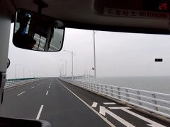 港珠澳大橋。バスの一番前に座れたので景色がいいです。