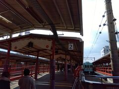 朝食後は大宰府天満宮の参拝に向かいます。
宮風の西鉄太宰府駅に降り立ちます。