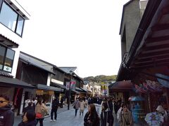 大宰府天満宮の参道はなかなかの賑わいです。
他県の観光地と比べると、やや外国人の方は少ない印象です。