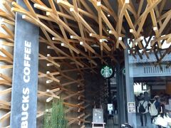 参道にあるスタバ。とげとげの特徴あるお店で興味を持ちましたが、かなりの混雑でスルーさせてもらいました。