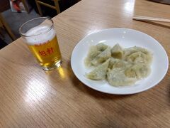 博多に戻り、軽く旭軒で餃子とビールを頂きます。
前回、旭軒を訪れたのがコロナ前なので、ずいぶん久しぶりの訪問です。