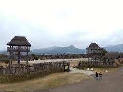 昼食後は吉野ケ里公園へ。古代の暮らしが再現されている園内。