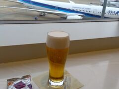 フライトまでの時間を福岡でもANAラウンジで過ごします。
ビールはいっぱいだけです。