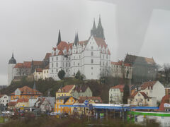 丘の上にアルブレヒト城が建っています。１５世紀に建てられた後期ゴシックの城です。１７１０年にアウグスト強王が白磁器を創り出すために、城の中に磁器工房を設立しました。これがマイセン焼きの始まりです。工房は１５５年間、城の中にあり、現在は町の郊外の大きな工場に移転しています。
