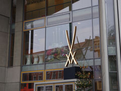 マイセン磁器製作所の入口です。大きなマイセンのシンボルマークが出迎えます。
