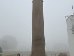 これがアショーカ王の石柱。　アショーカ王がインド・バナーラスの石を使って建てたとか。