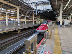 本当は往路もJALのマイレージで行きたかったのですが、土曜日の羽田発山形行きの早朝便は満席、代わりに仙台への新幹線＆直行バスにしました。旅費節約のため、JR東日本の株主乗車券を利用しました。仙台発のバスは9時出発なので仙台駅着8時49分のはやぶさ101号でも間に合いましたが、遅延などのトラブルが心配なのでひとつ前のはやぶさ1号にしました。週末のはやぶさ1号は思ったほど混んでいませんでした。