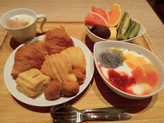 2025.2.20（木）  ホテルサンタモニカで朝食。
お料理はいろいろあるけど、やっぱりこのチョイスになっちゃいます。
