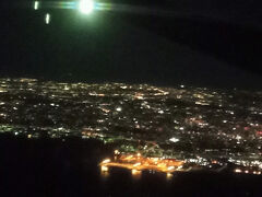 羽田に近づくと、夜景が綺麗でした。18:48到着１時間13分遅れ。
着陸がめちゃ上手だった！滑走路にスーッと接し、逆噴射も静かで今まで経験した着陸の中で一番素晴らしかった！感動！ＪＴＡの機長に拍手！！

しかしその後スポットが混雑してて飛行機の中で待機すること20分。
バゲージを受け取るまでに30分かかり到着ロビーに出れたのが19:40。
なので、今夜は羽田空港国際線ターミナルでステイです～。
このままイタリアに飛んじゃいたいな～(^_-)-☆
