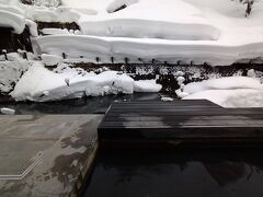ラッキーなことに足湯が貸し切り状態だったので入る。
多分ベンチが濡れてるから。

雪見風呂～