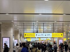 品川駅を10時に乗り、ぴったり正午に京都駅に到着。
日曜日も平日も、外国人観光客でまあまあ混んでます。